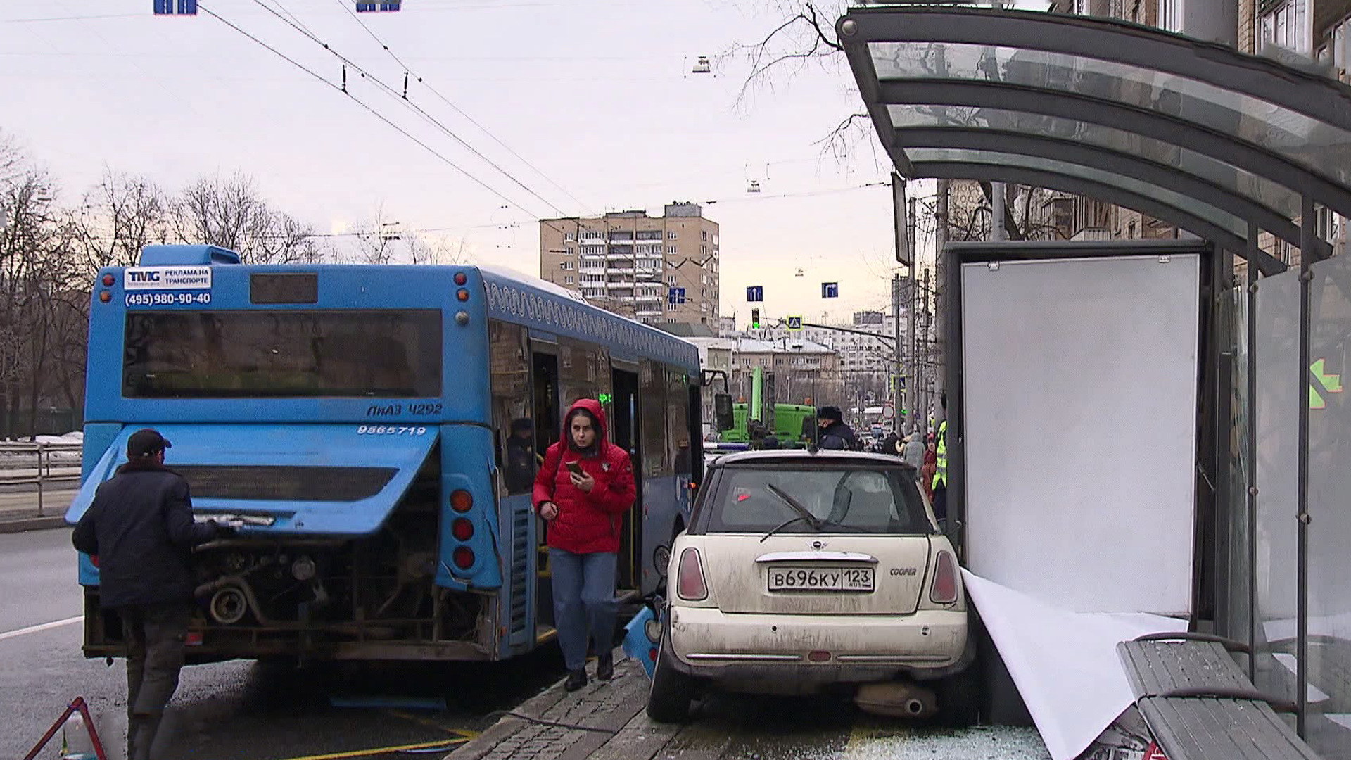 Чайковский остановки автобусов. Легковушка влетела в автобус. Авария в Москве на остановке. Авария которая разнесла автобусную остановку плита.