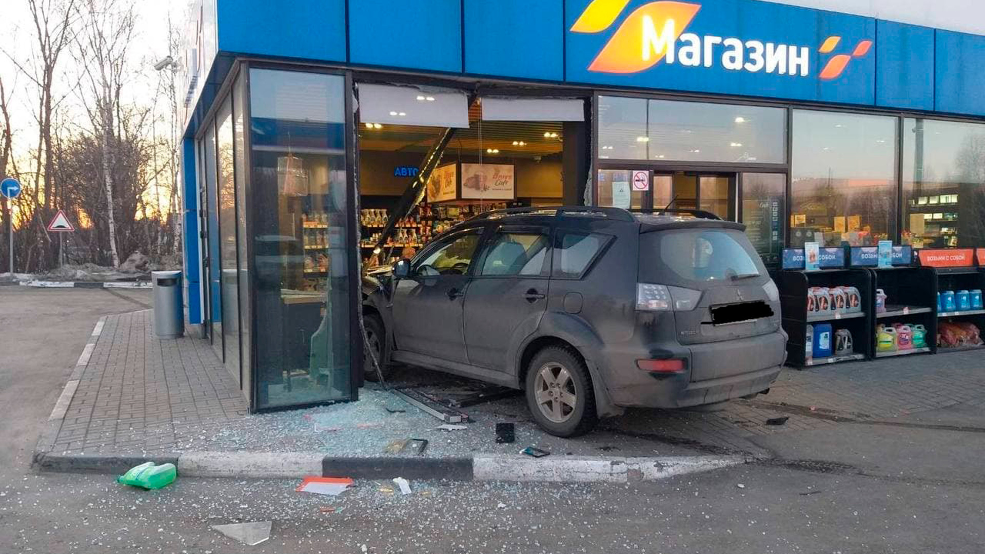 Заехать на заправку. Заправка въехала машина. Машина врезался заправка.