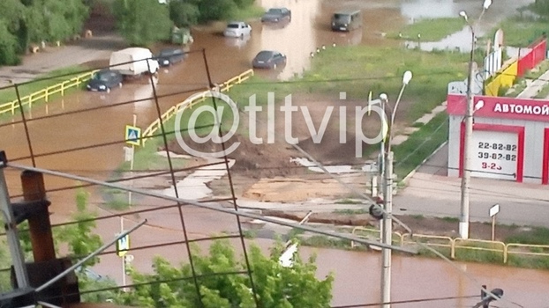 Прорыв трубы в 15 квартале город Тольятти