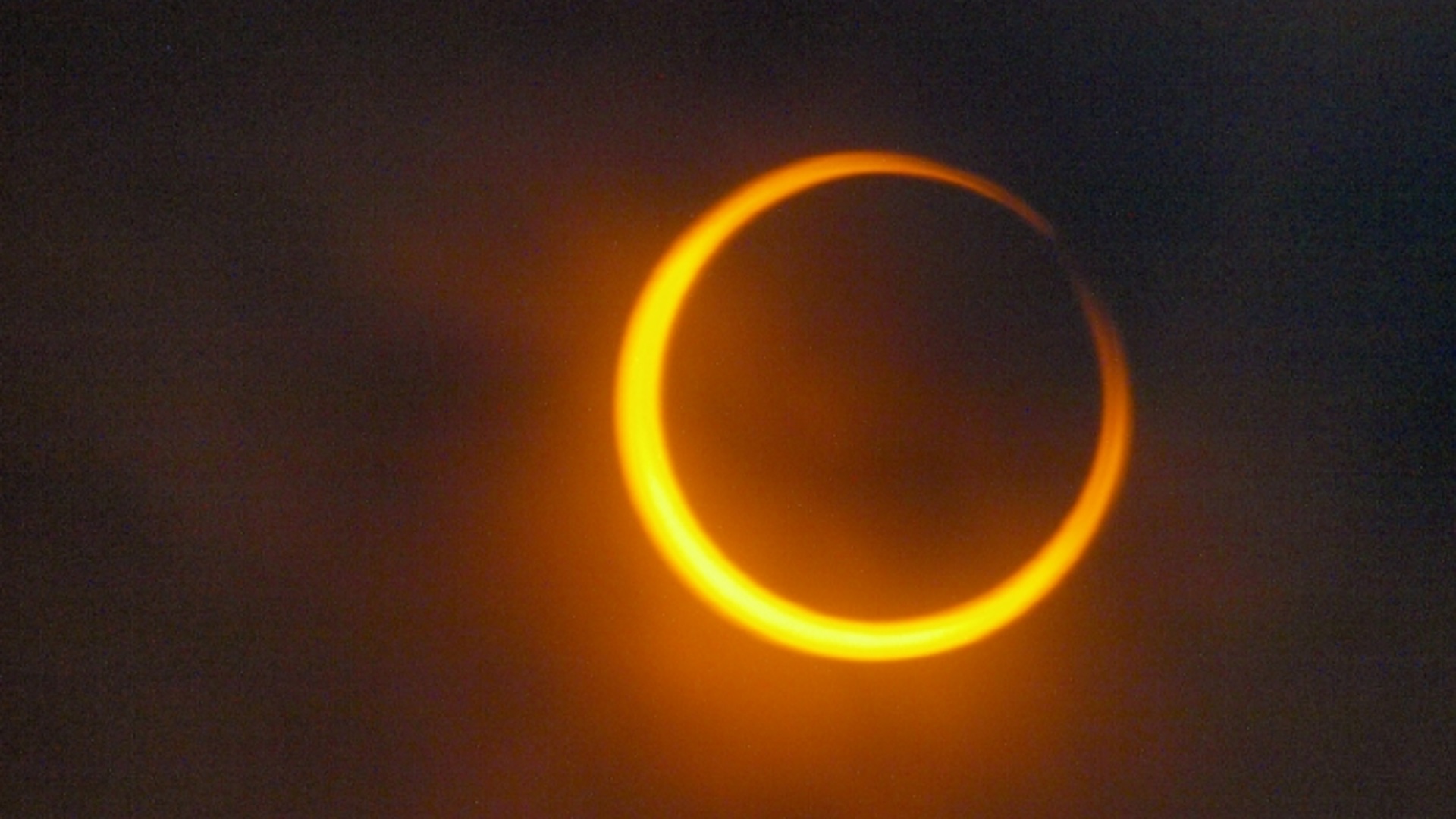 Солнечное затмение огненное кольцо