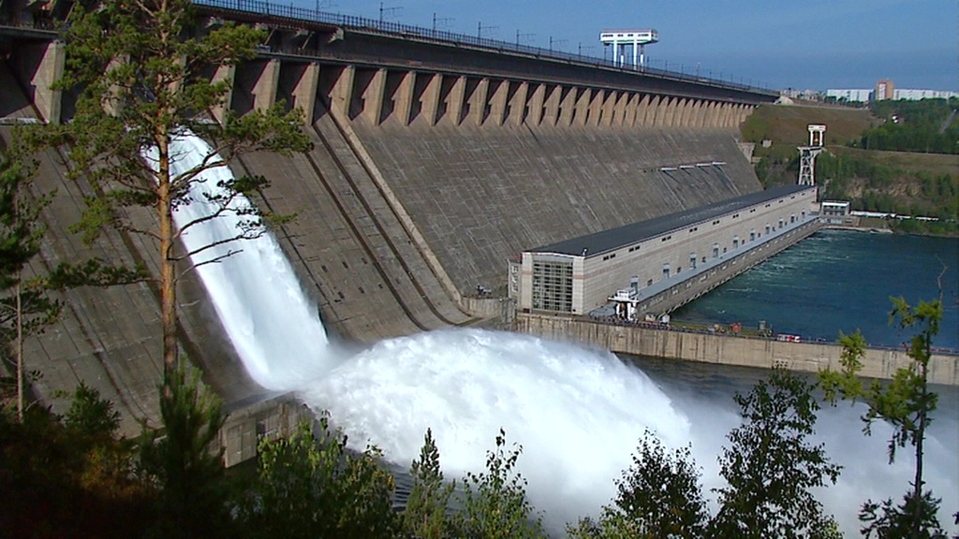 Плотина братской ГЭС
