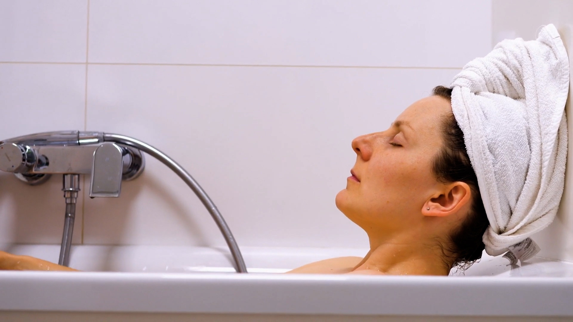 Что делает горячая ванна. Горячая ванна. Горячая ванна польза. Воздействие на организм горячая ванна. Как принять ванну и снять стресс.