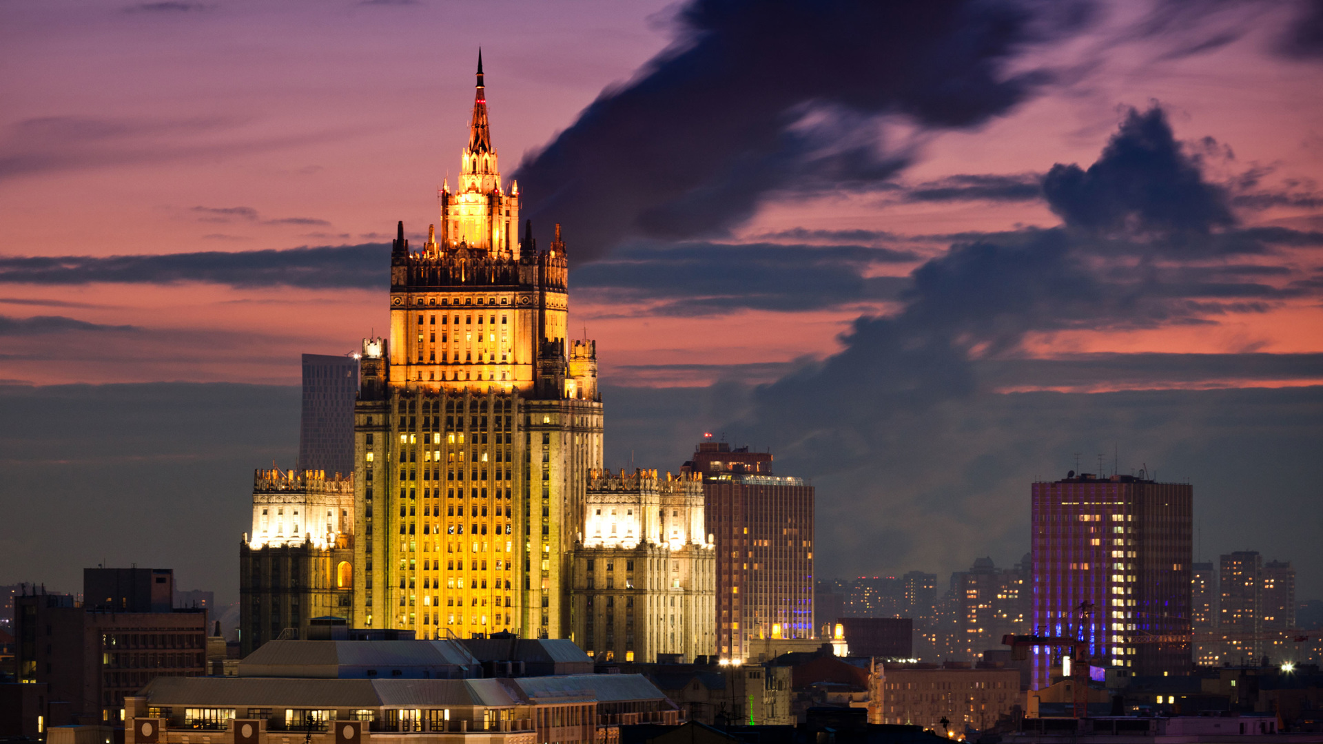 Фото Министерства иностранных дел в Москве летом ночью