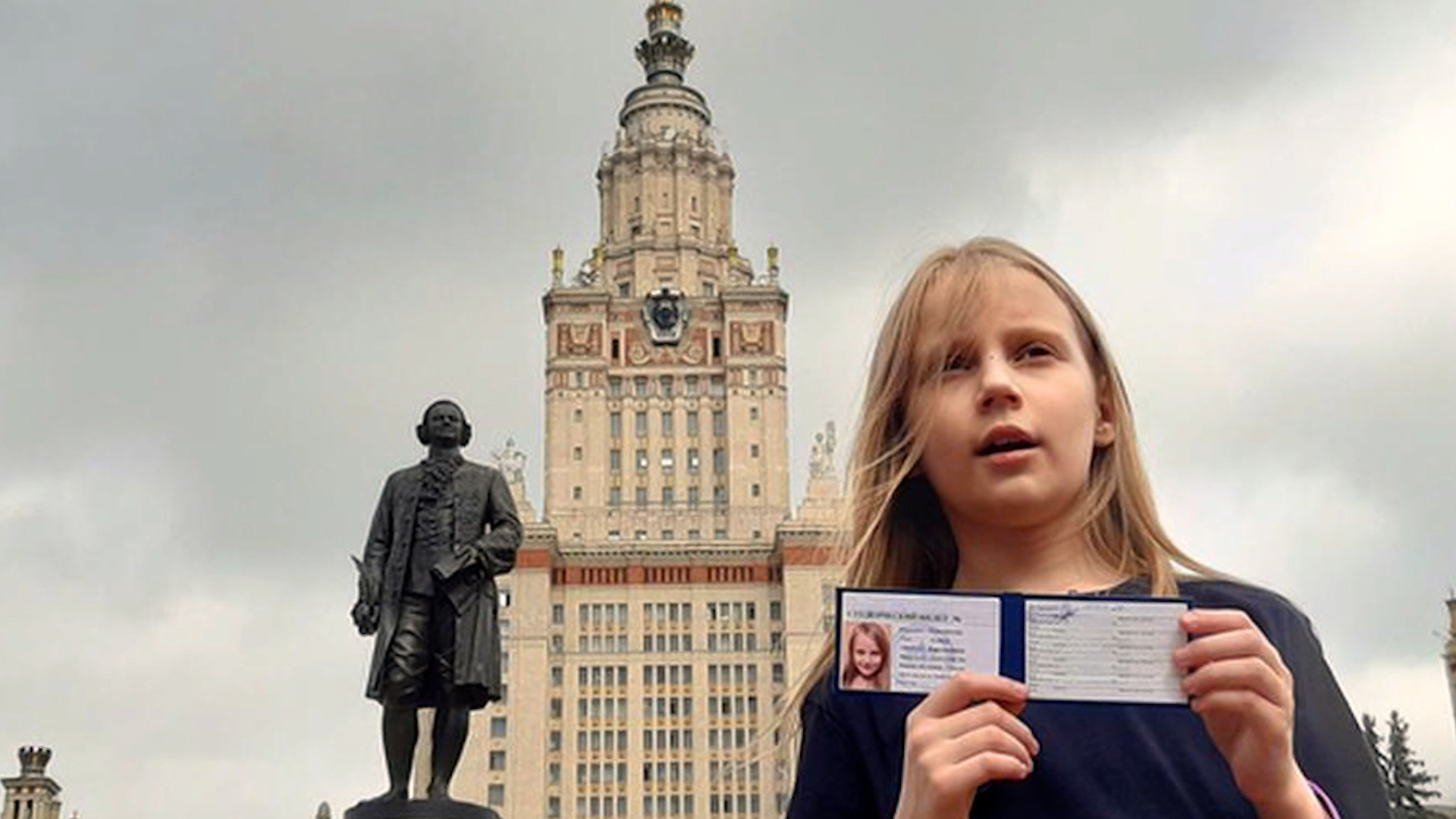 She lives in moscow. Девятилетняя студентка МГУ Алиса Теплякова. Алиса Теплякова МГУ. Алиса Теплякова МГУ отец. Студентка вундеркинд МГУ Алиса.