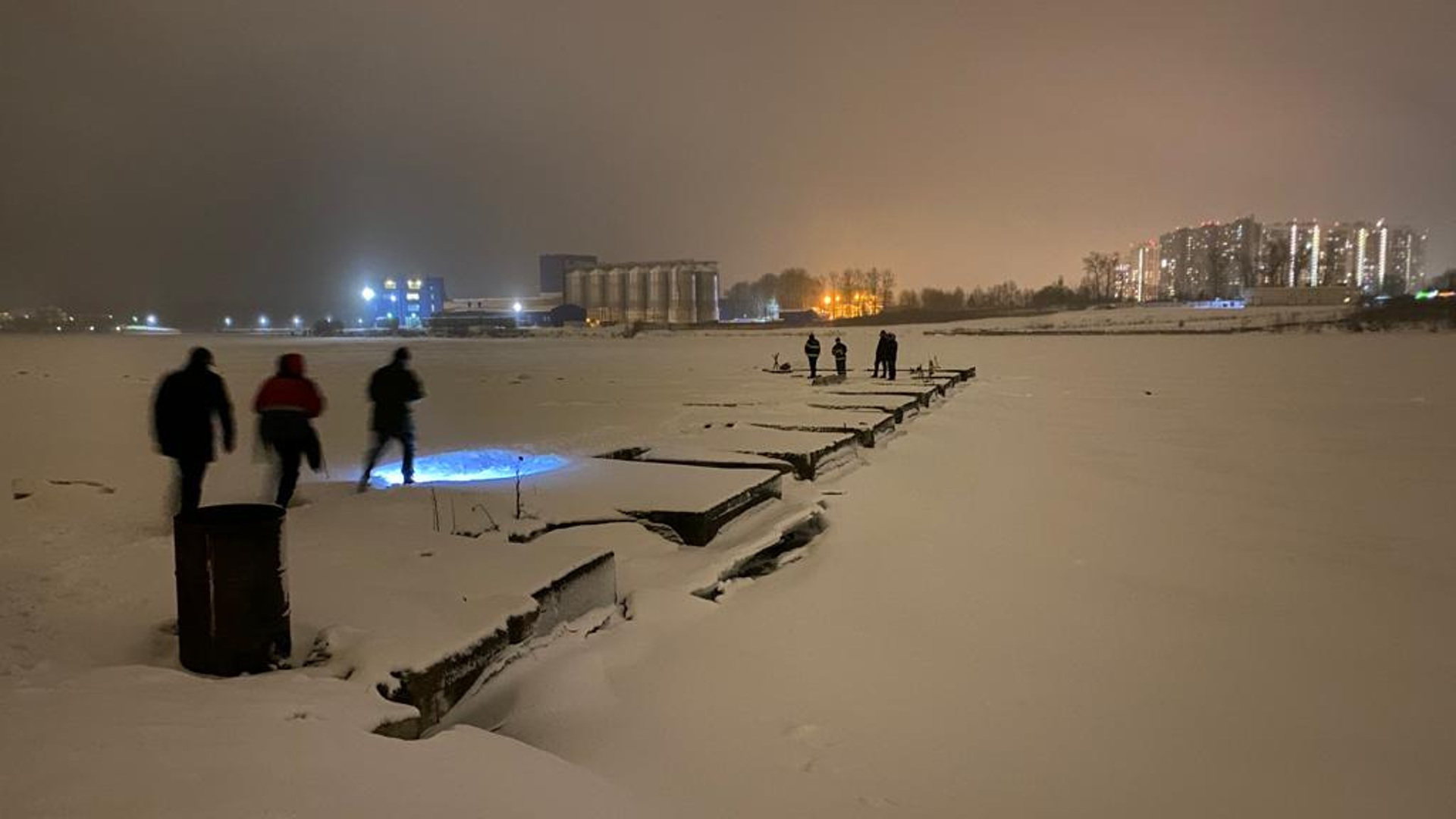 Восход 19 января. Женщина утонула в проруби на крещение 2022. Прорубь на реке. Тело женщины утонувшей в проруби на крещение 2022. Полынья на льду Санкт-Петербург.