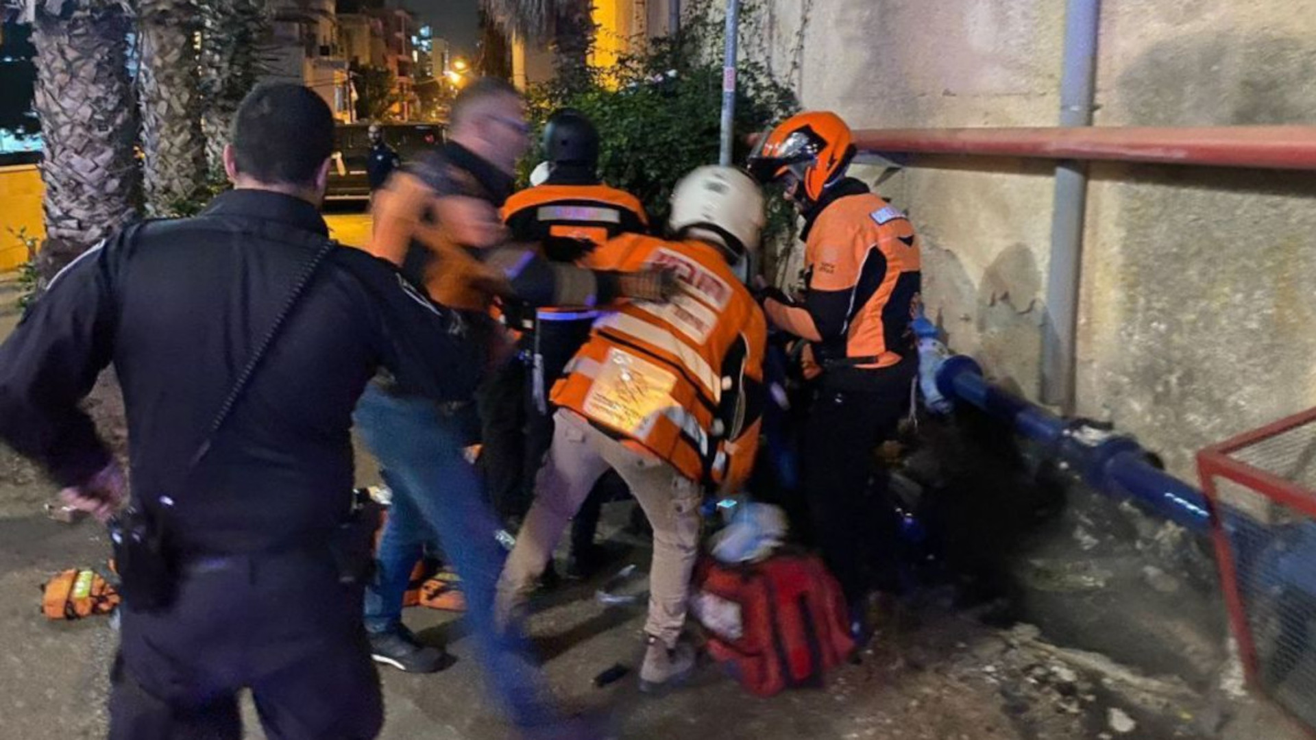 Автомобиль скорой помощи. Есть жертвы в израиле. Есть жертвы в израиле. Обстановка в израиле на сегодняшний день для туристов. Есть жертвы в израиле.