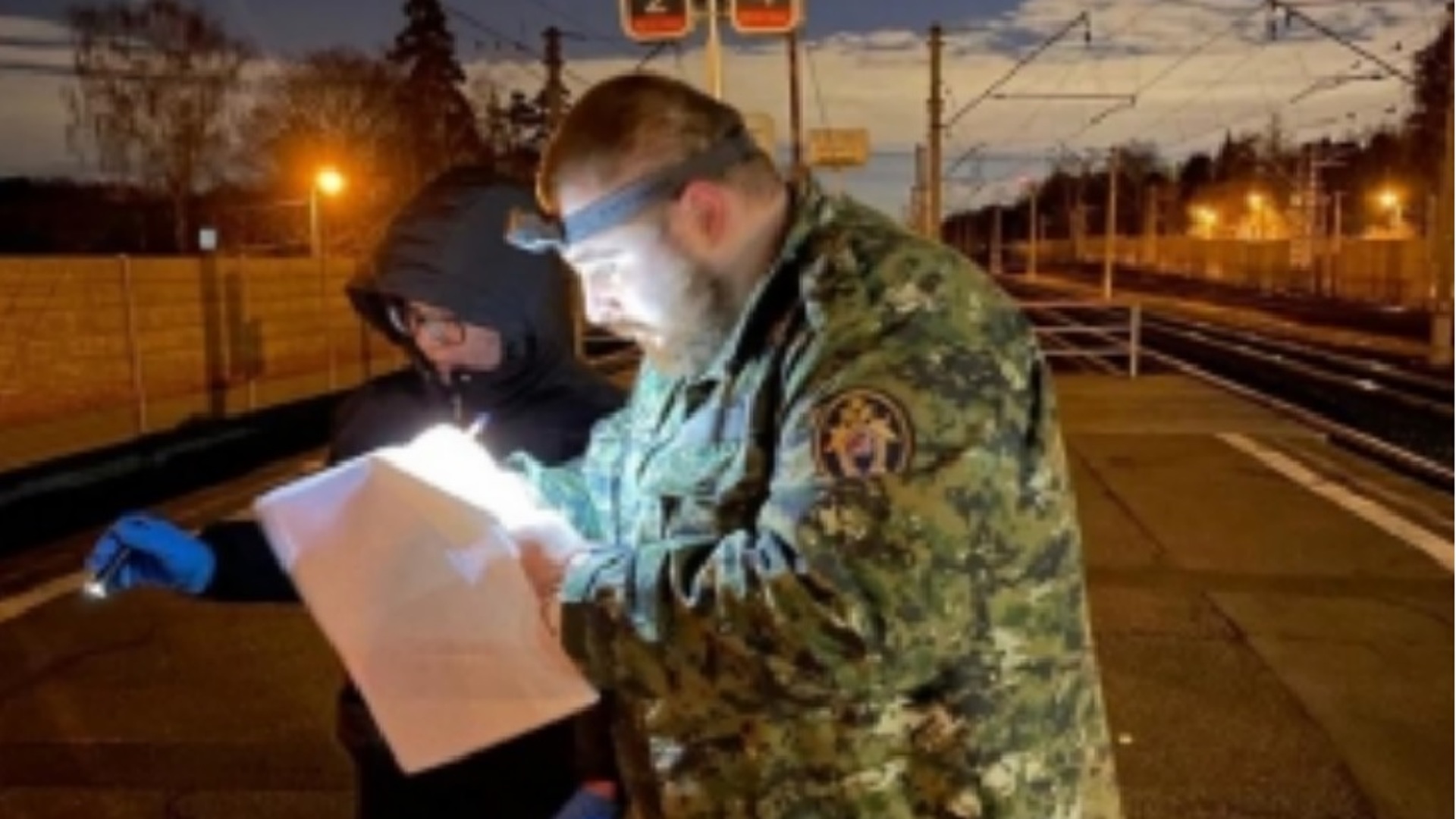 В подмосковье подросток попал. Следователь транспортной полиции. В Москве погиб зацепер 13 лет. Погиб парень в Сергиевом Посаде. Арибо Сергиев Посад.