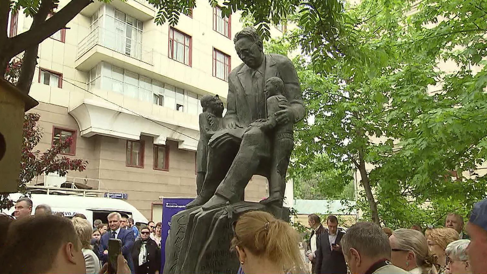 Памятник га. Памятник Самуилу Маршаку Лялина площадь. Франгулян памятник Маршаку. Памятник Маршаку в Воронеже.