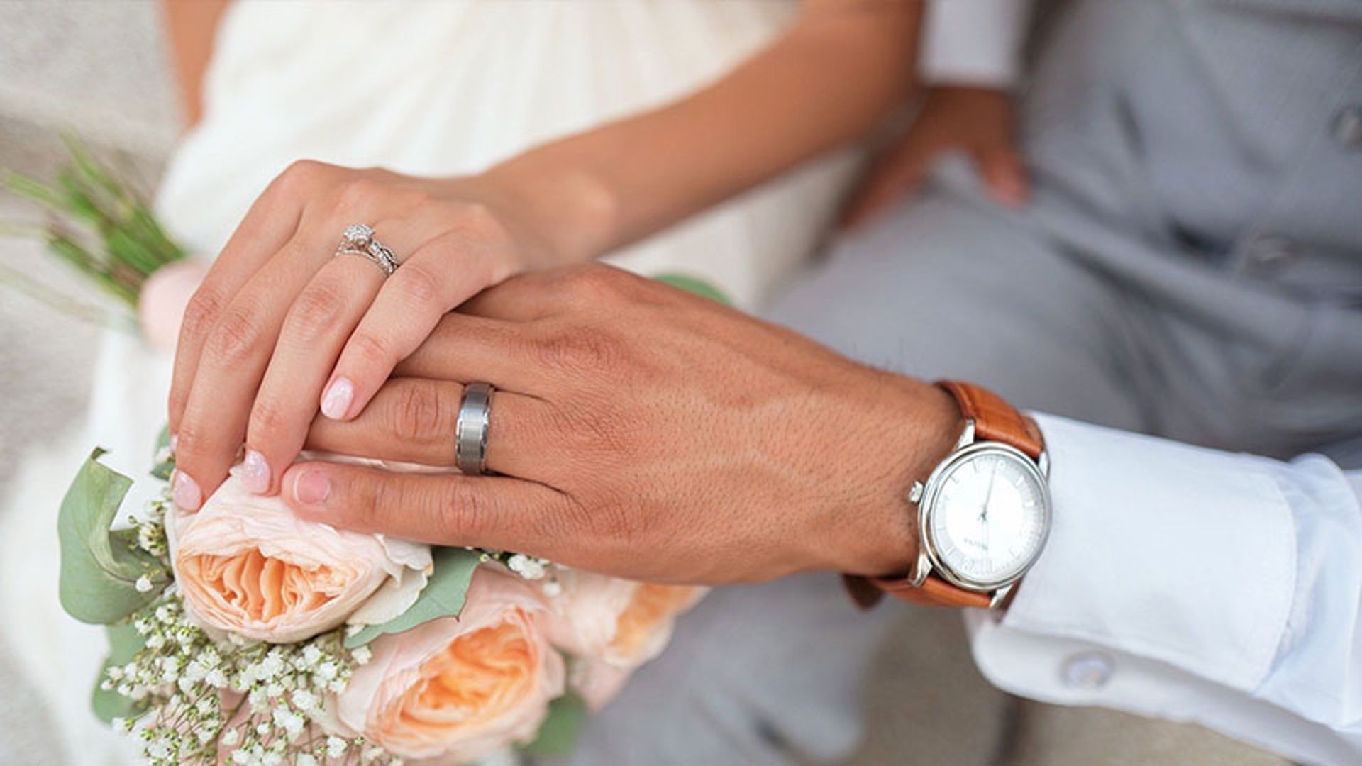 фото рук со свадебными кольцами