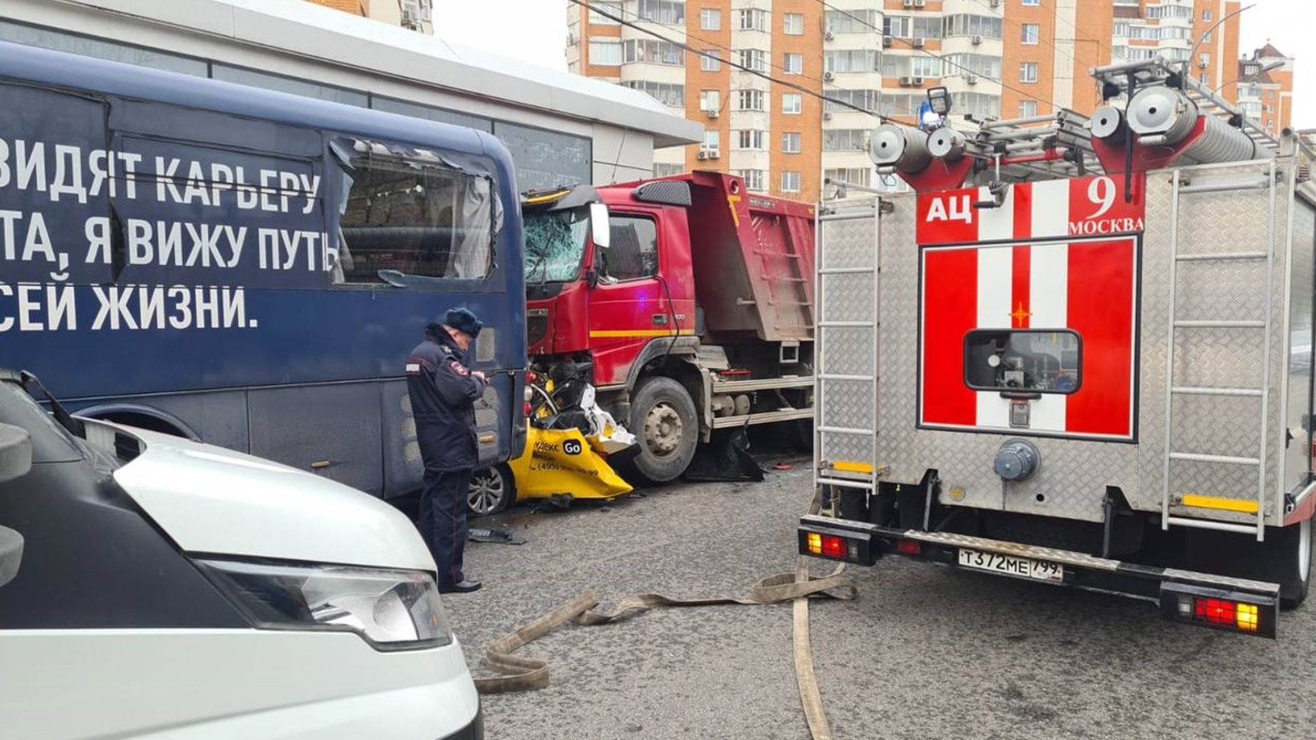 Самосвал раздавил такси