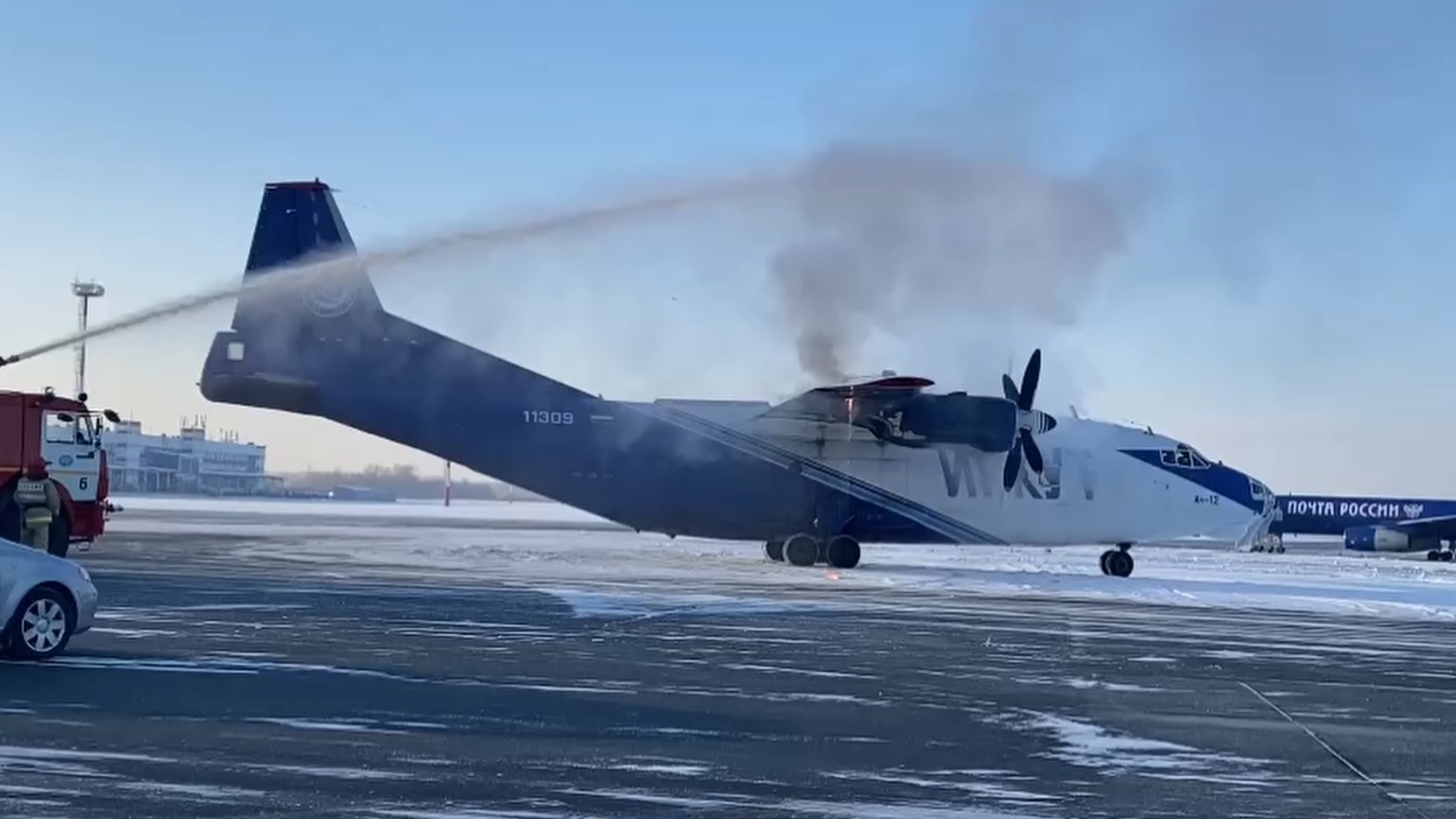 Самолет в новосибирском аэропорту. АН 12 Иркутский аэропорт. АН 12 самолет Иркутск Бодайбо. АН 12 грузовой самолет. Ан12 в Оленегорск.