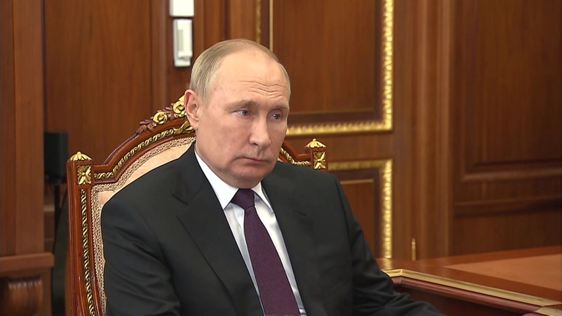 Путин считает важным контроль за ценами. А народ считает важным снижение цен, но президент не слышит