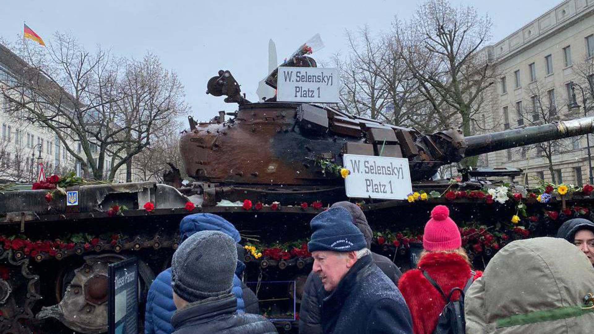06 февраля 2024 г. Подбитый танк у посольства РФ В Берлине. Т72 в Берлине. Берлин подбитый танк цветы.
