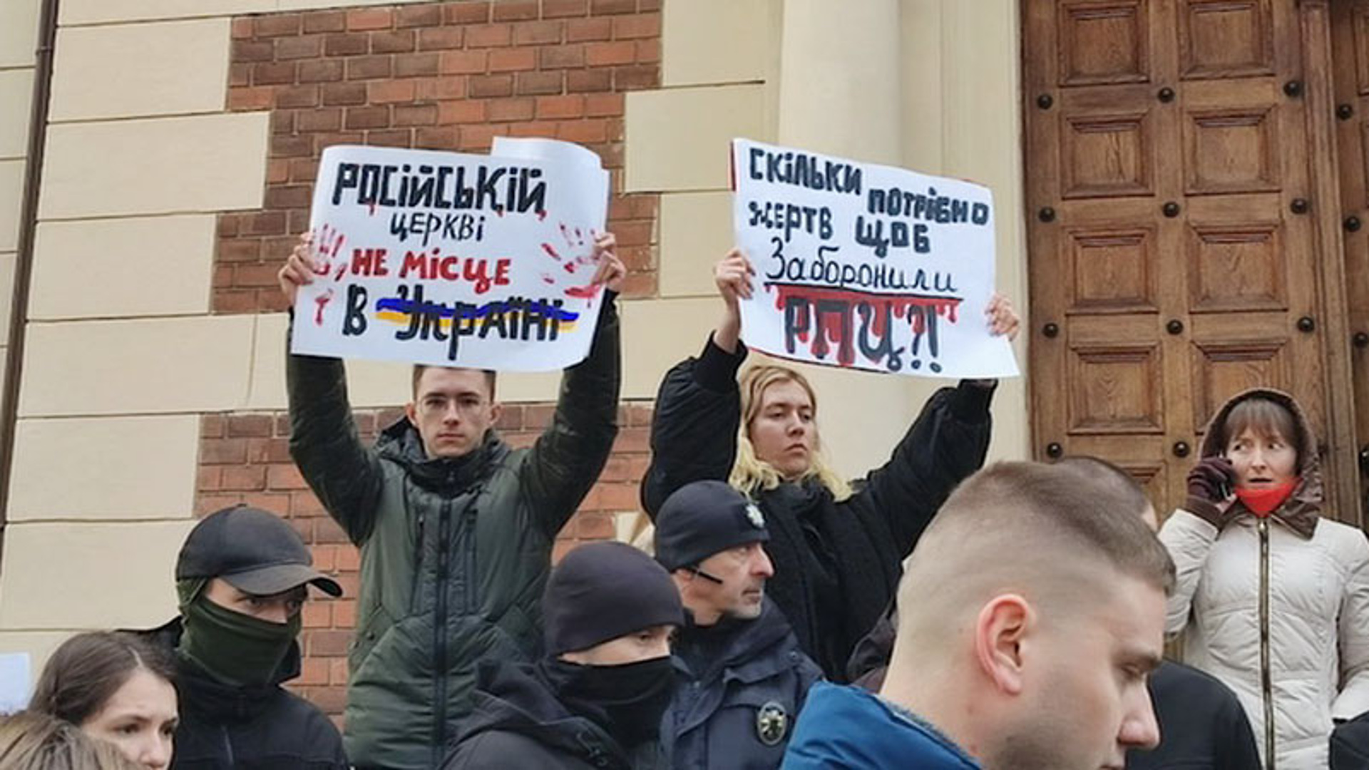 Украинцы захватили белгород. Человек с плакатом. Псевдопатриотические лозунги. Захват храмов на Украине.