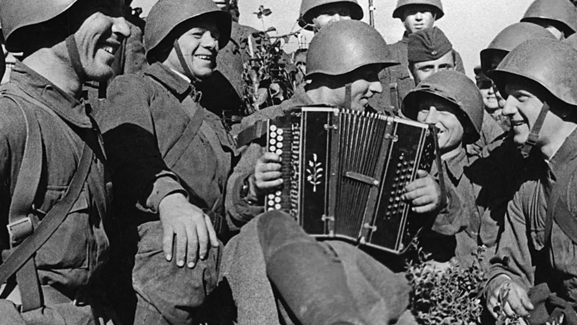Женские песни военных лет. Солдаты поют. Военные фотографии. Русские солдаты поют. Военные поют на войне.
