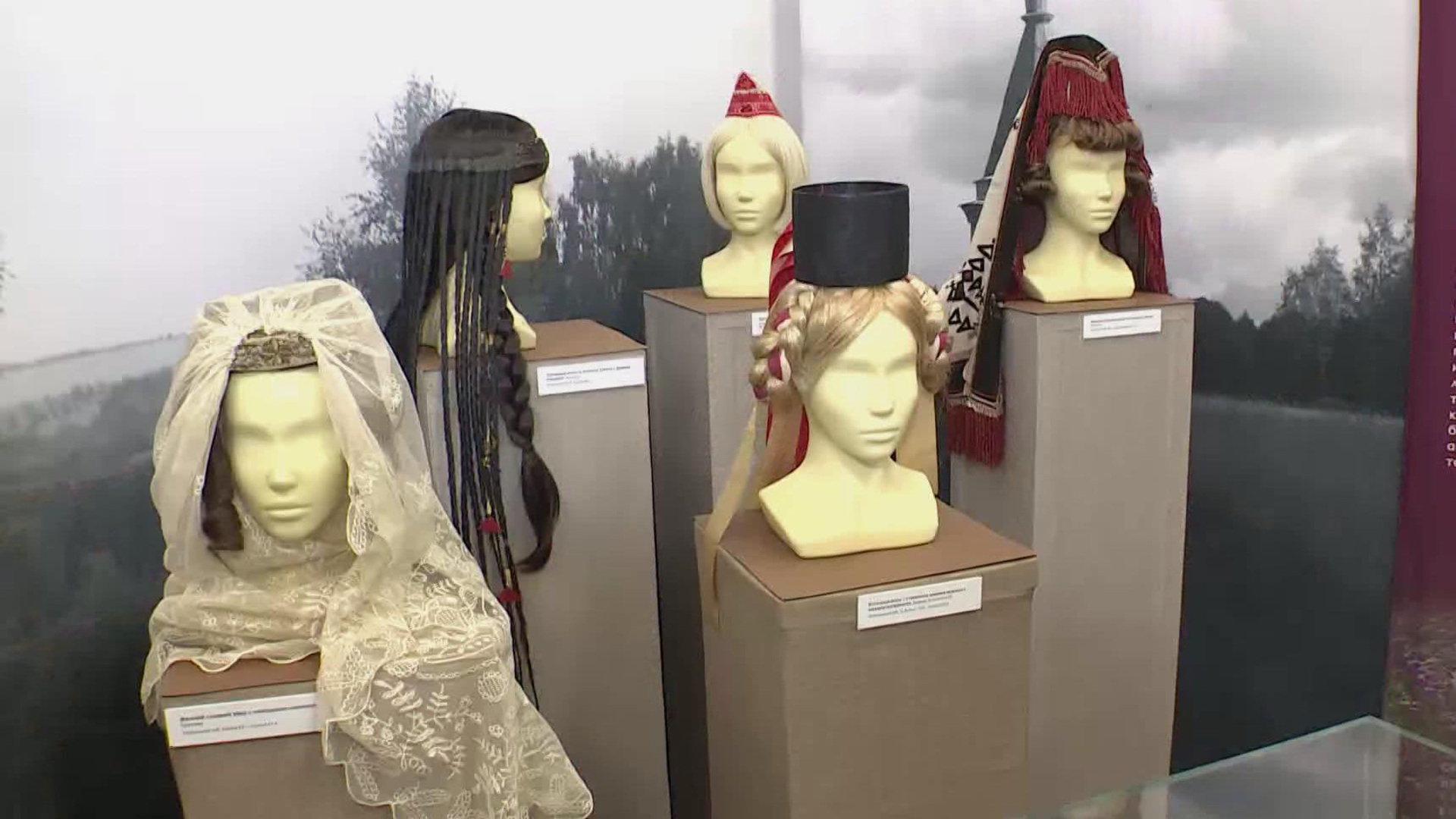 В Торжке проходит выставка об образе женщины в народной культуре