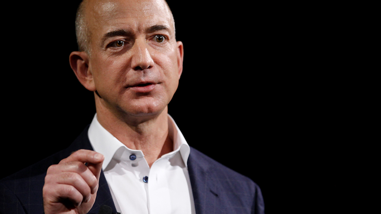 Глава Amazon: поддерживающий Трампа таблоид шантажирует меня интимными селфи