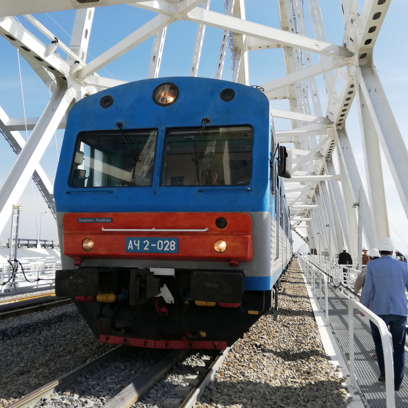 Поезд 193 челябинск севастополь. Крымский мост ЖД. Москва Севастополь ЖД. Поезд едет по Крымскому мосту. Севастополь-Москва ЖД поезд.