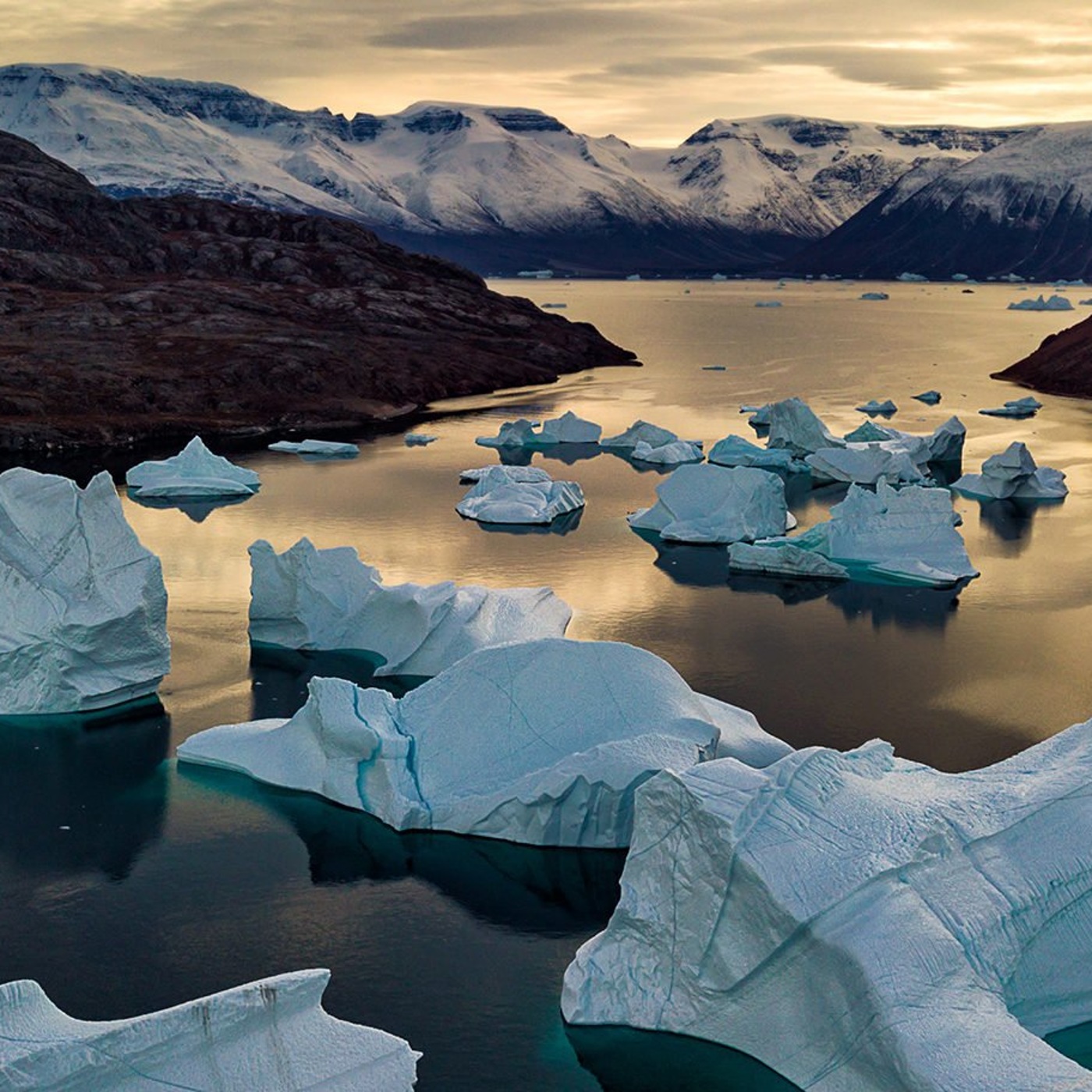 Гренландия осадки. Таяние льдов Гренландии. Ледники Гренландии 2021 таяние. Таяние льдов Антарктиды и Гренландии. Таяние ледников в Арктике.