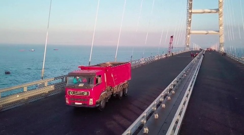 Проверка на прочность: по Крымскому мосту прошла колонна 35-тонных самосвалов