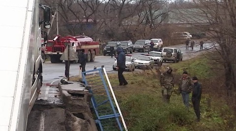 Водитель грузовика, после проезда которого рухнул мост в Приморье, арестован