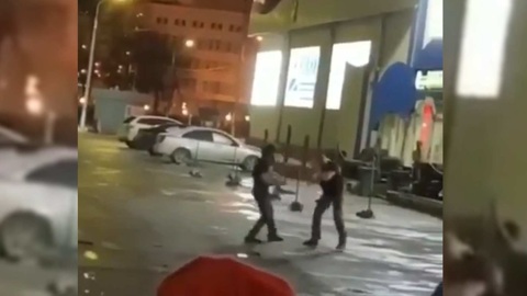 Охранник и посетитель ТЦ в Подмосковье вступили в схватку на глазах у бойцов Росгвардии
