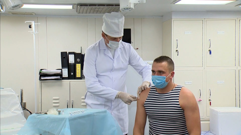 В России на фоне роста заболеваемости началась вакцинация от ковида