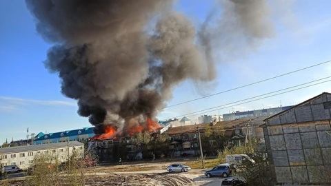 Видео из Сети. ЧП на Ямале: крупный пожар тушат в многоэтажном доме в Муравленко