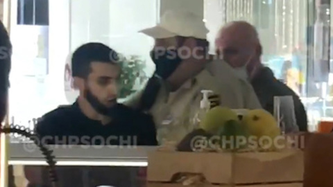 Видео из Сети. В сочинском ТЦ мужчина открыл стрельбу