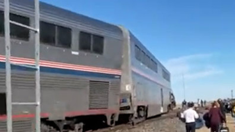 Видео из Сети. Крушение в Монтане: поезд сошел с рельсов