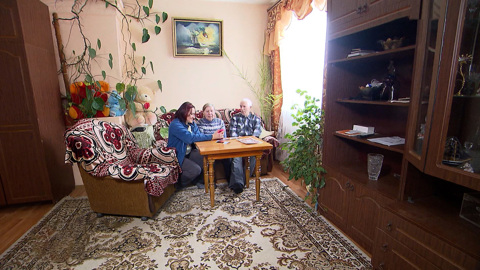 Вести-Москва. Органы опеки разлучили пятерых сестер и не отдают родным