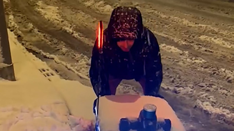Видео из Сети. Безруков помог застрявшему в сугробе роботу-доставщику