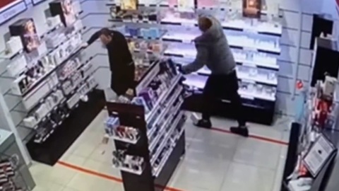 Драка покупателя с охранником в московском магазине попала на видео