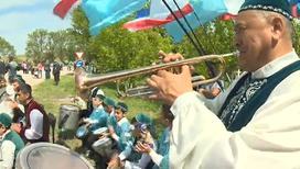 В Крыму татары исполнили "танец единения"