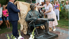 Памятник актеру Михаилу Пуговкину открыли в Ялте