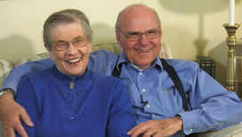 Лавонн Мур, страдающая от болезни Альцгеймера, и её муж Том. После установки мозгового имплантата Лавонн снова смогла выполнять простые бытовые задачи.