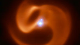 Изображение "Апепа", сделанное с помощью телескопа VLT. Центральное светило представляет собой двойную звезду Вольфа-Райе (детальности изображения не хватает, чтобы показать её отдельные компоненты). Выше заметен третий компонент системы.