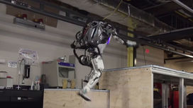Стать человеком? Робот-гуманоид Atlas освоил уличную акробатику