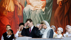 Премьер Медведев принял участие в рождественском богослужении