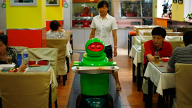 В Китае открылся ресторан, где посетителей обслуживают роботы