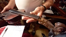 Хранилась на антресолях: москвич обнаружил скрипку Страдивари в квартире умершей тети