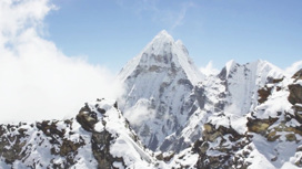 Российский альпинист скончался при восхождении на Эверест