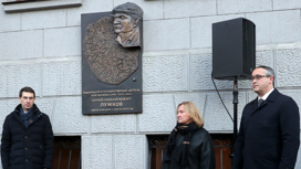 Кепка и пчела: в Москве открыли мемориальную доску Лужкову