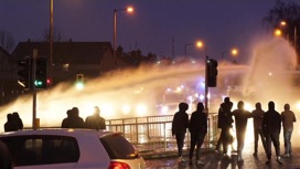 В Белфасте полиция применила водометы против манифестантов