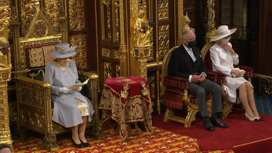 Королева Великобритании выступила в парламенте с тронной речью