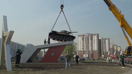 Легендарный танк Т-34 вернулся с Парада Победы на постамент в Кемерове
