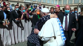 Папа Римский поцеловал руку бывшей узницы Освенцима