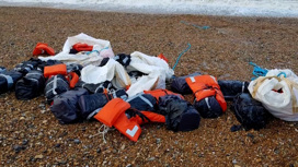 На пляжи Британии прилив вынес черные пакеты с кокаином в ананасах
