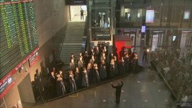 Артисты "Геликон-оперы" выступили на Ленинградском вокзале в Москве