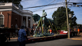 В Шарлотсвилле демонтировали памятники генералам Ли и Джексону
